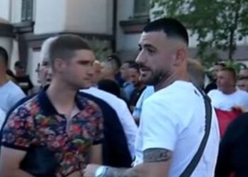 Stresi dhe Sali Lusha në protestë me grupin e tij, përplasen me qytetarët se bëjnë tifo për PD-në
