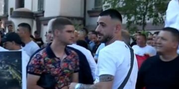 Stresi dhe Sali Lusha në protestë me grupin e tij, përplasen me qytetarët se bëjnë tifo për PD-në