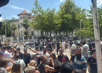 Policia shtyn me forcë protestuesit për t’i hapur rrugë Albana Koçiut, qytetarët i gjuajnë me vezë