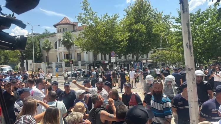 Policia shtyn me forcë protestuesit për t’i hapur rrugë Albana Koçiut, qytetarët i gjuajnë me vezë