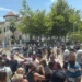 Policia shtyn me forcë protestuesit për t’i hapur rrugë Albana Koçiut, qytetarët i gjuajnë me vezë