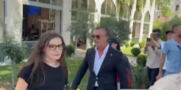 Protestuesit ndjekin deputetin Tërmet Peçi jashtë Parlamentit: Hajdut dhe analfabet!