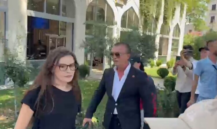 Protestuesit ndjekin deputetin Tërmet Peçi jashtë Parlamentit: Hajdut dhe analfabet!