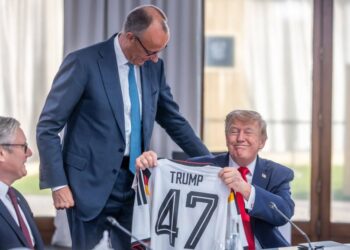 Merz surprizon Trump në G7, i dhuron fanellë të Gjermanisë me numrin 47 për 80-vjetorin