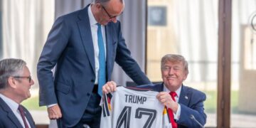 Merz surprizon Trump në G7, i dhuron fanellë të Gjermanisë me numrin 47 për 80-vjetorin