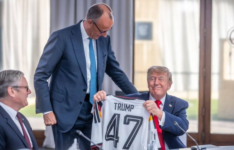 Merz surprizon Trump në G7, i dhuron fanellë të Gjermanisë me numrin 47 për 80-vjetorin