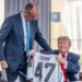 Merz surprizon Trump në G7, i dhuron fanellë të Gjermanisë me numrin 47 për 80-vjetorin
