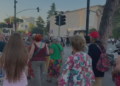 Protesta, atraksion turistik/ Grupi i francezëve i bashkohet tubimit para Kryeministrisë
