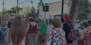 Protesta, atraksion turistik/ Grupi i francezëve i bashkohet tubimit para Kryeministrisë