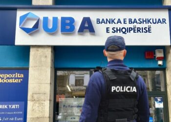 Vodhën depozitat e klientëve duke falsifikuar sistemin, arrestohen drejtori dhe stafi i bankës në Tiranë