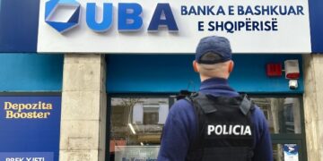 Vodhën depozitat e klientëve duke falsifikuar sistemin, arrestohen drejtori dhe stafi i bankës në Tiranë