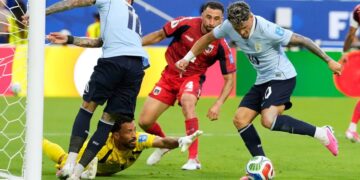 Ndeshja e ‘çmendur’ lë Uruguain në ankth, “Hirushja” afrikane pranë surprizës së madhe