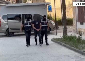 Iu gjendën armë dhe lëndë narkotike, arrestohen dy persona në Vlorë