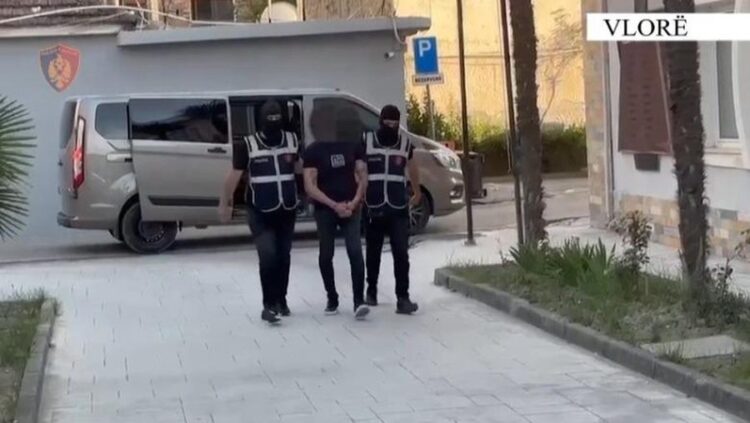 Iu gjendën armë dhe lëndë narkotike, arrestohen dy persona në Vlorë