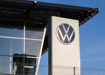 Volkswagen do të shkurtojë 50 mijë vende pune, kompania pranon: Modeli ynë nuk funksionon më