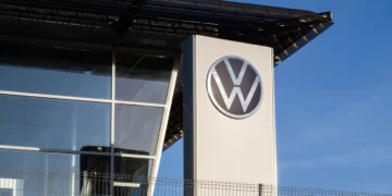 Volkswagen do të shkurtojë 50 mijë vende pune, kompania pranon: Modeli ynë nuk funksionon më