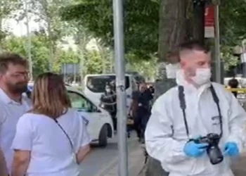 Detaje nga grabitja në bankë, autori ndoqi qytetaren deri te arka, si ia rrëmbeu paratë nga dora