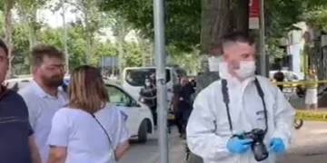Detaje nga grabitja në bankë, autori ndoqi qytetaren deri te arka, si ia rrëmbeu paratë nga dora
