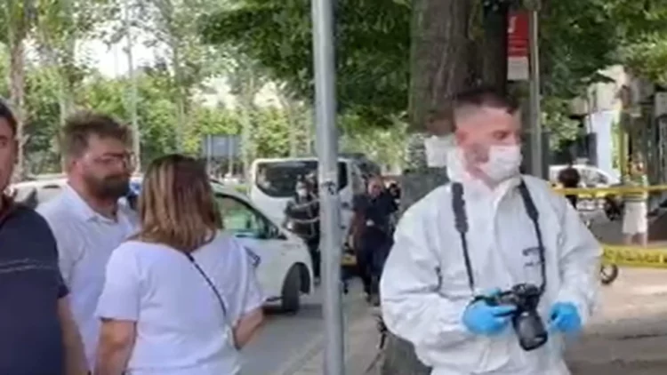 Detaje nga grabitja në bankë, autori ndoqi qytetaren deri te arka, si ia rrëmbeu paratë nga dora