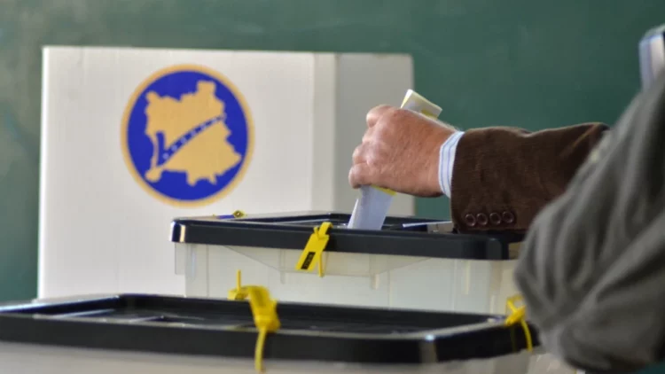 Zgjedhjet/ Mbyllet procesi i votimit, exit poll-i nxjerr fitues Albin Kurtin