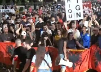 “O pallosh i gjatë, këtu na ke ditë e natë!” Jehon parulla e re e protestuesve