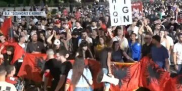 “O pallosh i gjatë, këtu na ke ditë e natë!” Jehon parulla e re e protestuesve