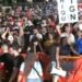 “O pallosh i gjatë, këtu na ke ditë e natë!” Jehon parulla e re e protestuesve