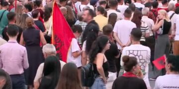 Dita e 32-të e tubimit të Tiranë, Studentët: Nuk jemi financuar nga asnjë organizatë