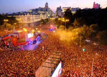 FOTO/ Madridi “pushtohet” nga 2 milionë tifozë! Festë madhështore për kampionët e botës