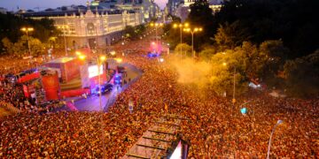 FOTO/ Madridi “pushtohet” nga 2 milionë tifozë! Festë madhështore për kampionët e botës