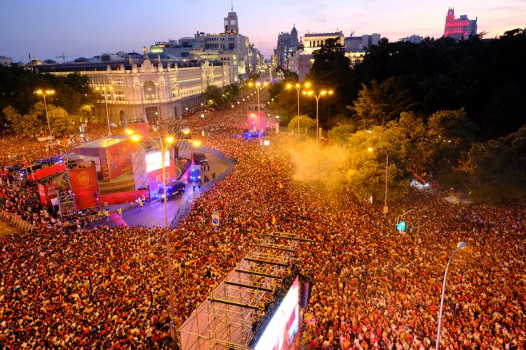FOTO/ Madridi “pushtohet” nga 2 milionë tifozë! Festë madhështore për kampionët e botës
