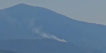 Zjarr masiv pranë Rrugës së Kombit, flakët përhapen në zonën malore pranë tunelit të Kalimashit