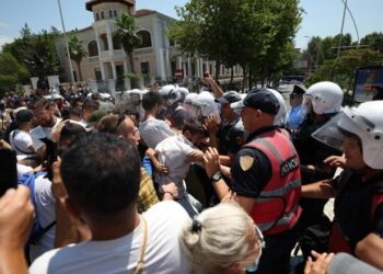 Përplasja te Kuvendi/ Gjykata lë në burg 2 protestues, mes tyre anëtarin e Grupit Koordinues, 2 në arrest shtëpie, lirohen 17 të tjerë