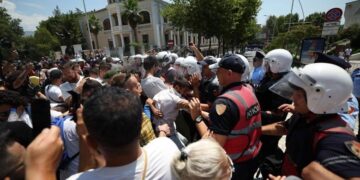 Përplasja te Kuvendi/ Gjykata lë në burg 2 protestues, mes tyre anëtarin e Grupit Koordinues, 2 në arrest shtëpie, lirohen 17 të tjerë