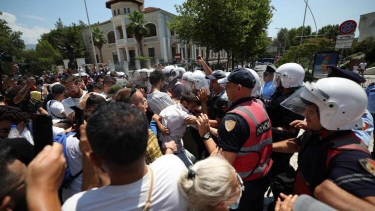 Përplasja te Kuvendi/ Gjykata lë në burg 2 protestues, mes tyre anëtarin e Grupit Koordinues, 2 në arrest shtëpie, lirohen 17 të tjerë