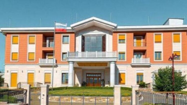 “Mos kërkoni armiq…” Ambasada e Rusisë reagon ndaj deklaratave për përfshirjen në protestë