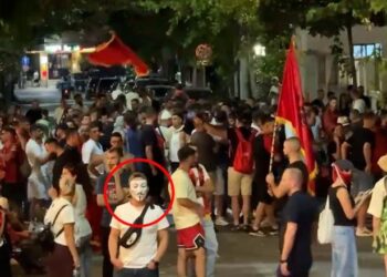 Protestues të maskuar në turmën para Kryeministrisë dhe tek Komisariati nr.3