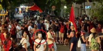 Protestues të maskuar në turmën para Kryeministrisë dhe tek Komisariati nr.3