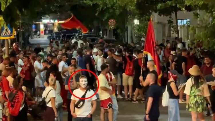 Protestues të maskuar në turmën para Kryeministrisë dhe tek Komisariati nr.3