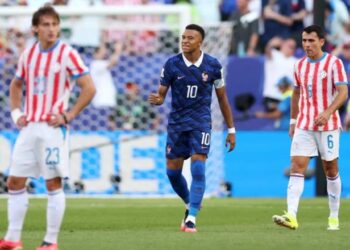 VAR-i i jep një dorë ‘Gjelave’, Franca fiton me mundim kundër Paraguait