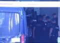 Sulmet me vezë e gurë ndaj deputetëve e policëve/ Prokuroria kërkon burg për 3 nga 21 protestuesit, vijon seanca