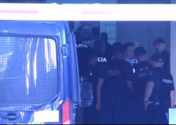 Protesta/ 21 të arrestuarit mbërrijnë në Gjykatë, priten me thirrje për lirimin e tyre