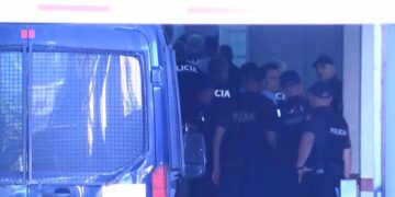 Protesta/ 21 të arrestuarit mbërrijnë në Gjykatë, priten me thirrje për lirimin e tyre