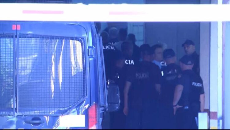 Protesta/ 21 të arrestuarit mbërrijnë në Gjykatë, priten me thirrje për lirimin e tyre