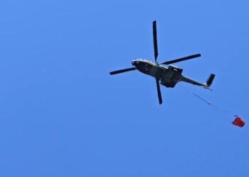 Zjarri në Drizë të Fierit, nis ndërhyrja nga ajri ne helikopter