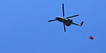 Zjarri në Drizë të Fierit, nis ndërhyrja nga ajri ne helikopter