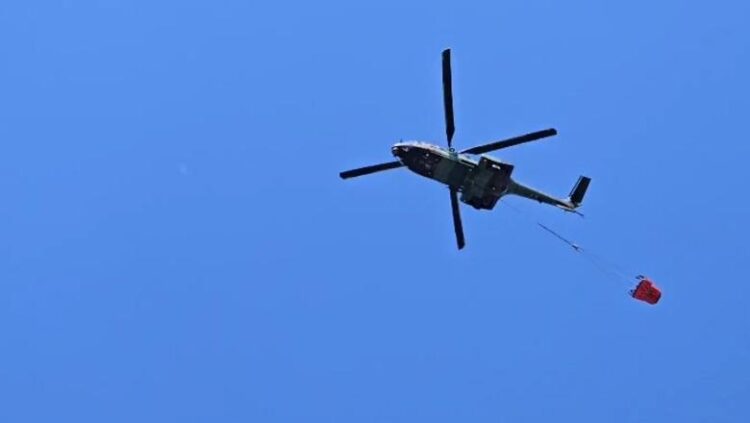 Zjarri në Drizë të Fierit, nis ndërhyrja nga ajri ne helikopter