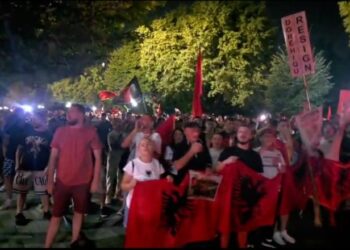 Protestuesit shkojnë te drejtoria e Policisë së Shtetit, thirrje në kor: Mos e shisni Shqipërinë për 600 mijë lekë