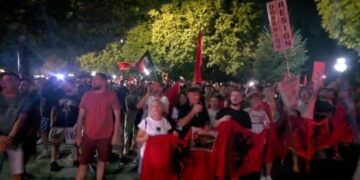 Protestuesit shkojnë te drejtoria e Policisë së Shtetit, thirrje në kor: Mos e shisni Shqipërinë për 600 mijë lekë