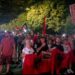 Protestuesit shkojnë te drejtoria e Policisë së Shtetit, thirrje në kor: Mos e shisni Shqipërinë për 600 mijë lekë